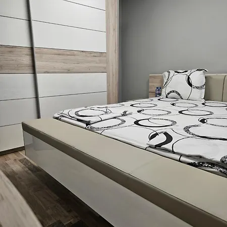 아파트 Flat, Close To The *