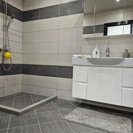 아파트 Flat, Close To The