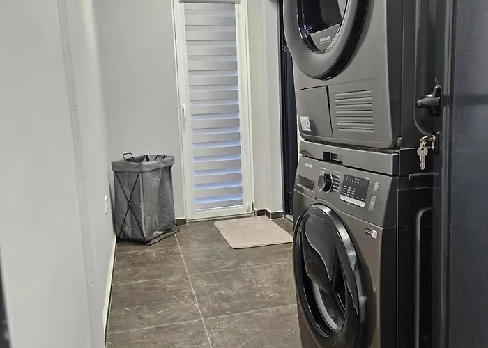 Flat, Close To The 布尔加斯