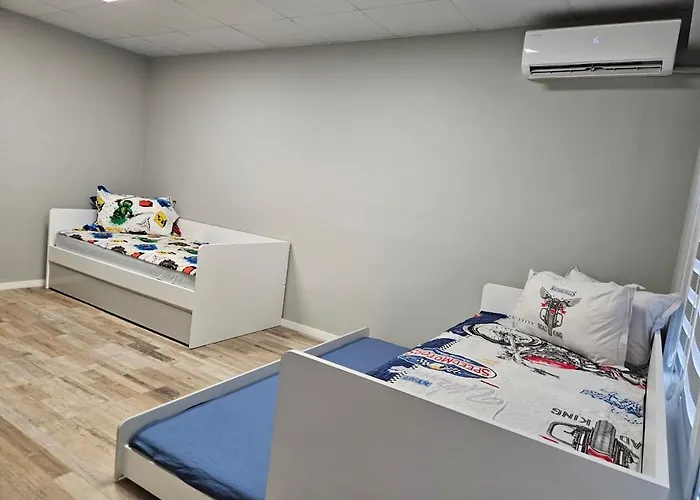 Flat, Close To The 布尔加斯